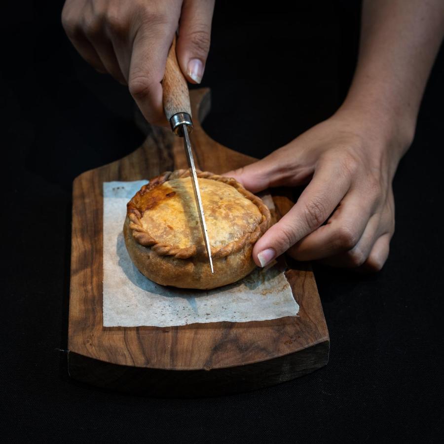 El Llorenc Parc De La Mar - Adults Only Палма де Майорка Екстериор снимка A pork and apple pie being cut