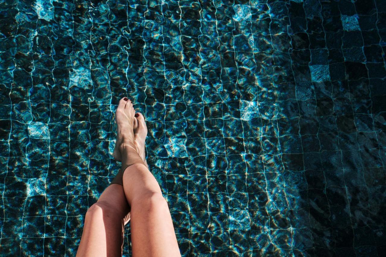 El Llorenc Parc De La Mar - Adults Only Палма де Майорка Екстериор снимка A woman's feet in a swimming pool