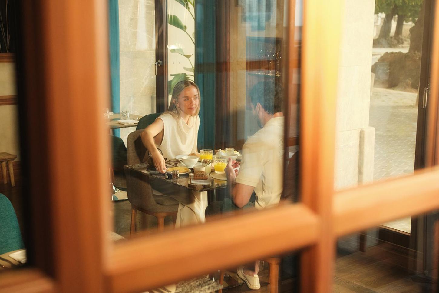 El Llorenc Parc De La Mar - Adults Only Палма де Майорка Екстериор снимка A woman eating at a restaurant in Tbilisi