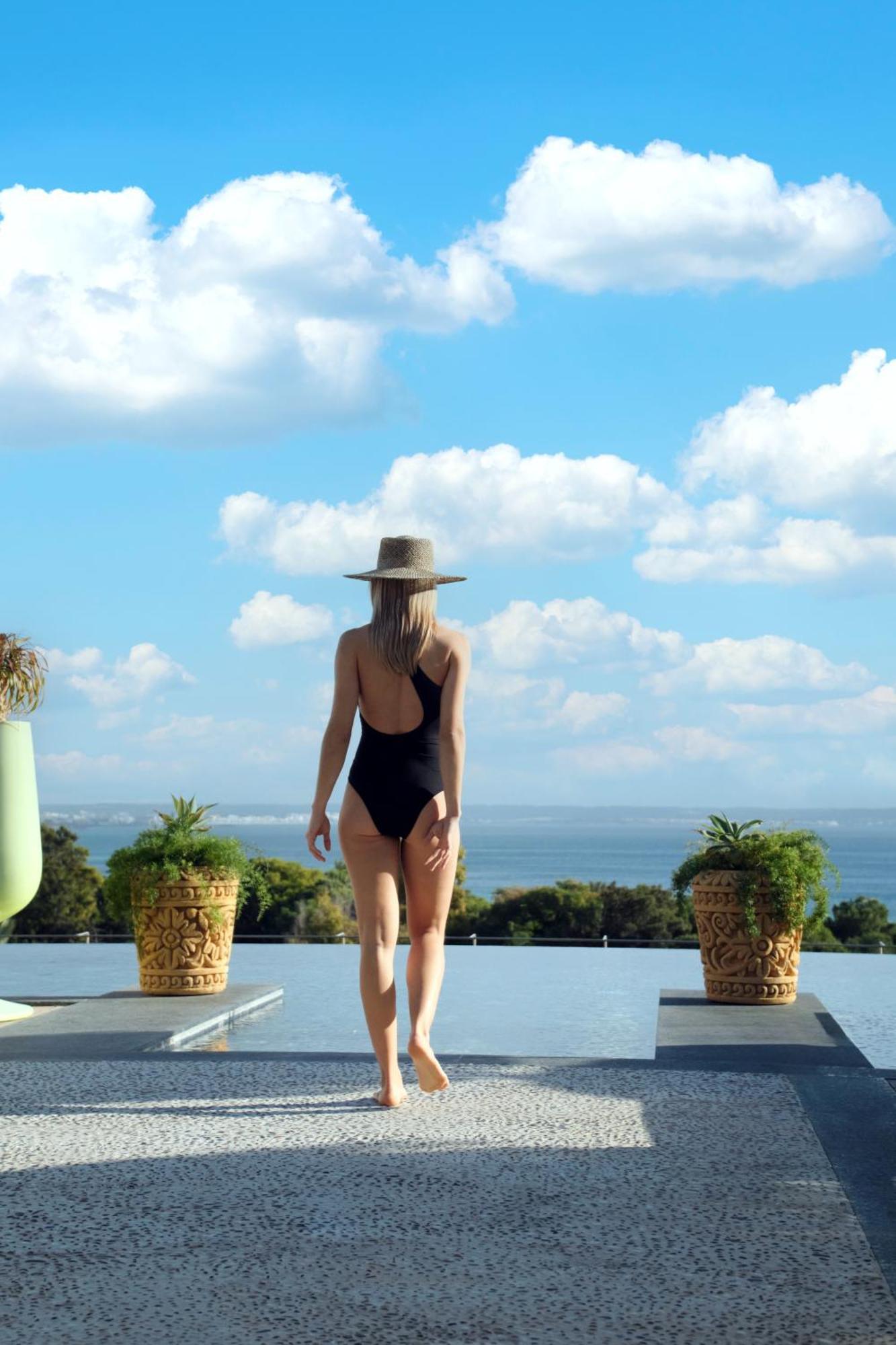 El Llorenc Parc De La Mar - Adults Only Палма де Майорка Екстериор снимка A woman wearing a monokini